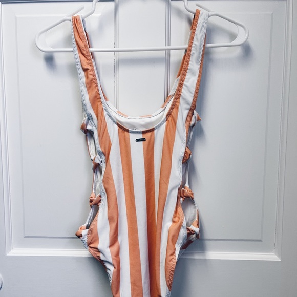 Vintage Style Swimsuit by Volcom - Picture 5 of 6